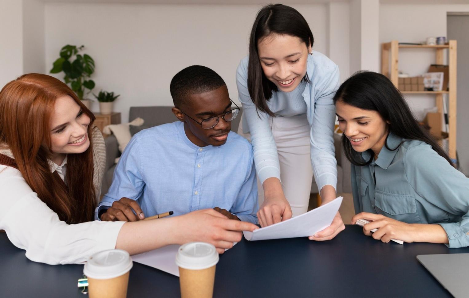 Sessione di lavoro di pianificazione narrativa con mappe concettuali e outline