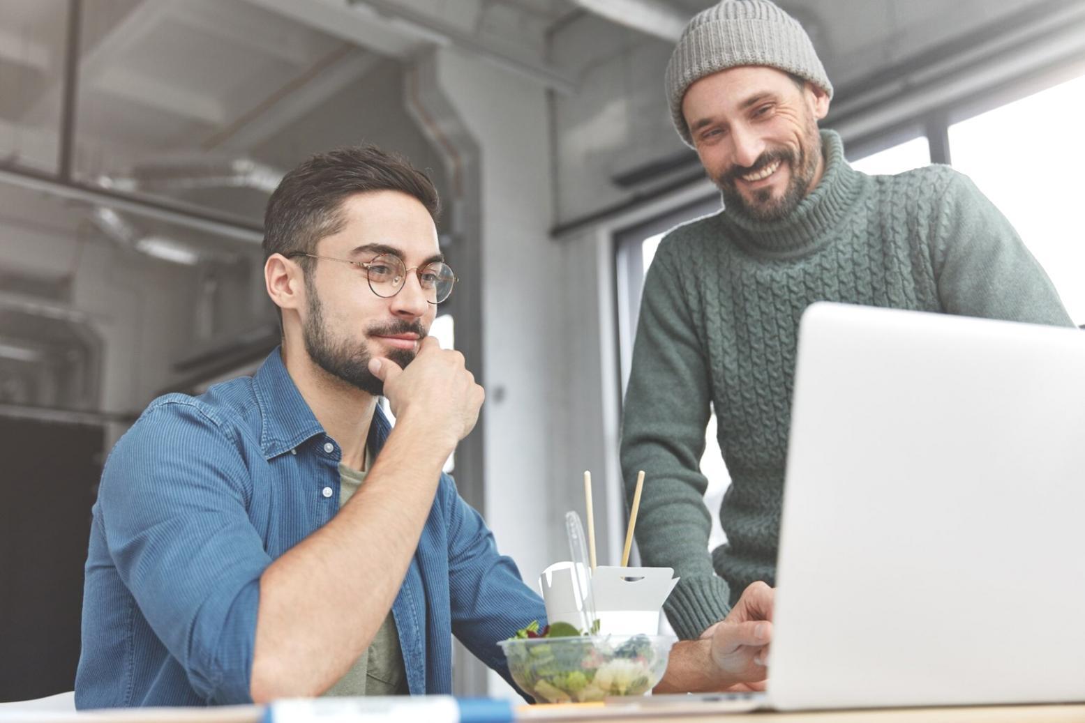 Studenti durante una sessione pratica di scrittura collaborativa con revisione reciproca dei manoscritti
