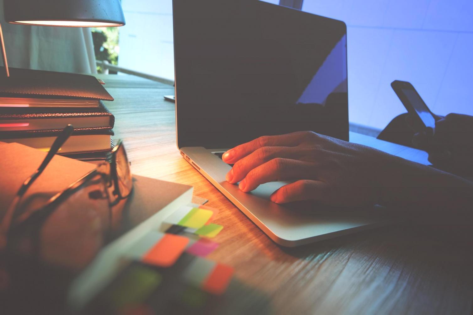 Scrittore al lavoro sul proprio progetto di libro